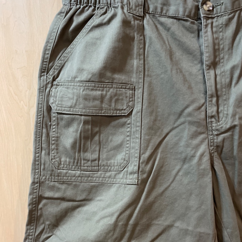 Men’s NWT Side Elastic Cargo Shorts- 44 inch waistline- 7.5 inseam- lots of pock - Picture 2 of 6